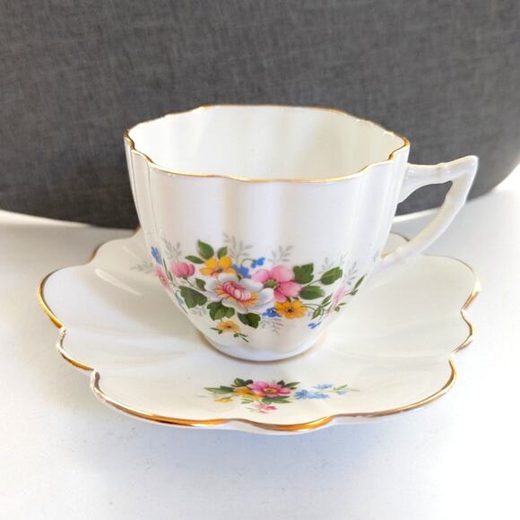 Vintage Royal Imperial Finest Bone China Floral Bouquet Cottage Tea Cup Saucer - Picture 1 of 7